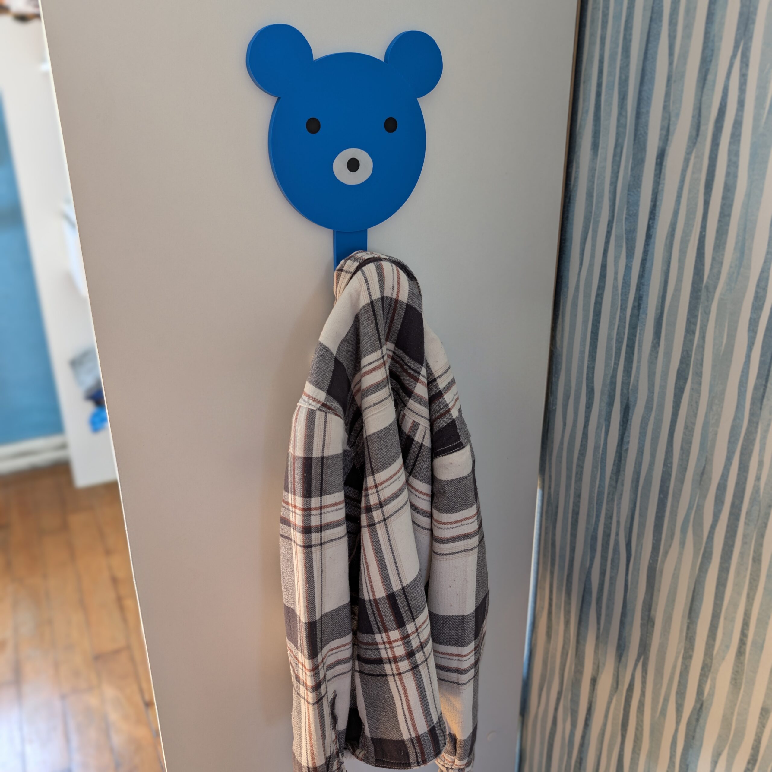 Détail de la fixation murale de la patère ourson 3D