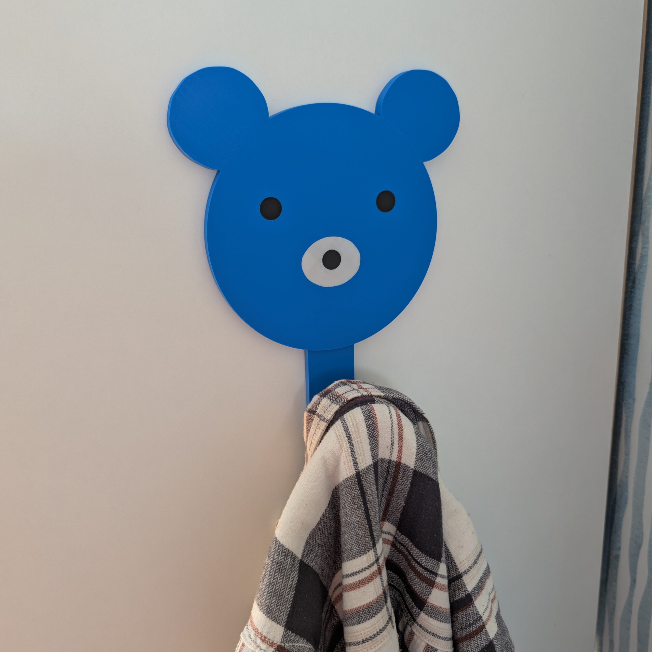 Patère ourson 3D fixée au mur avec sac suspendu